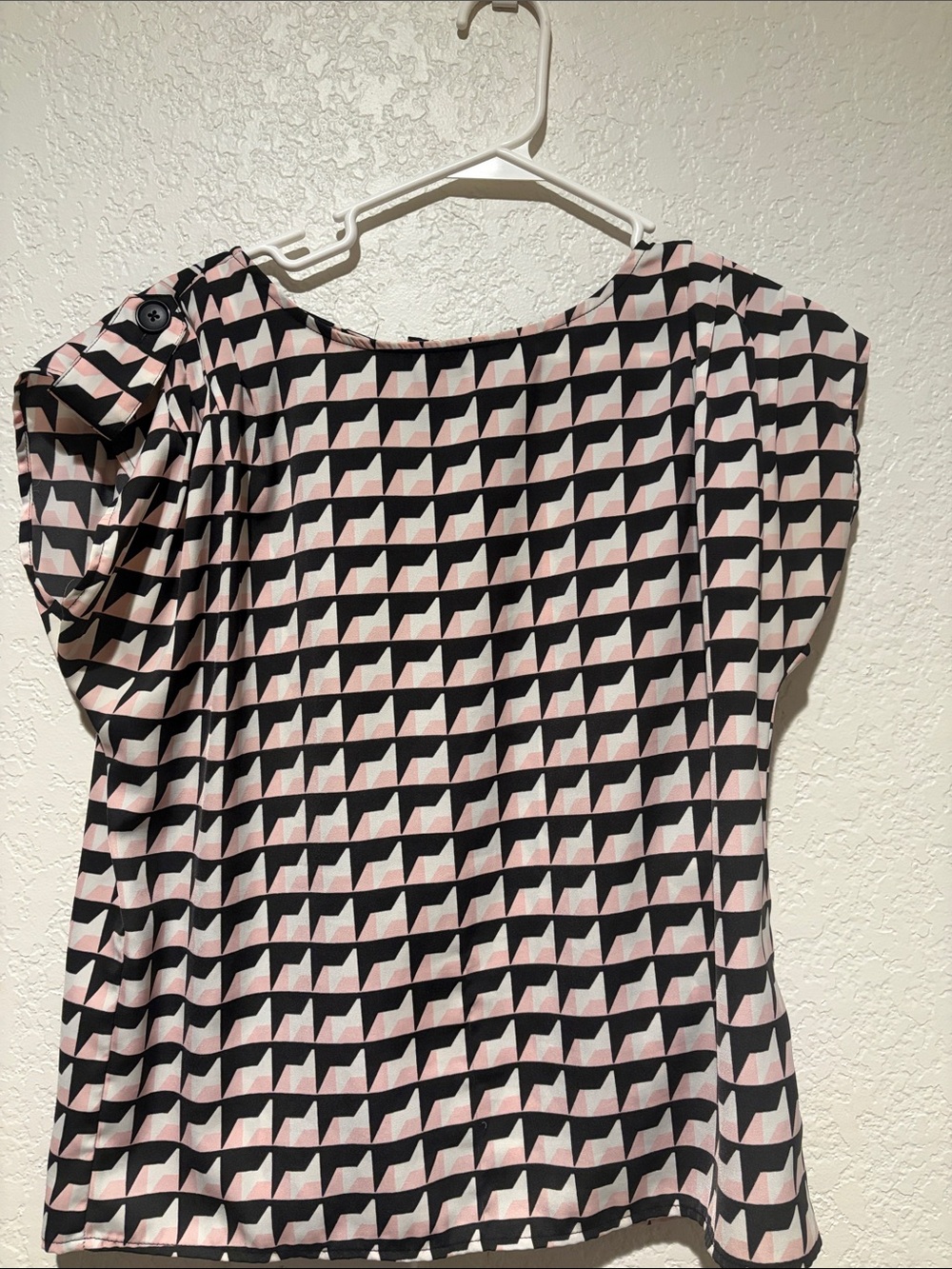 Who What Wear Pink and Black Geometric Short Sleeve Blouse